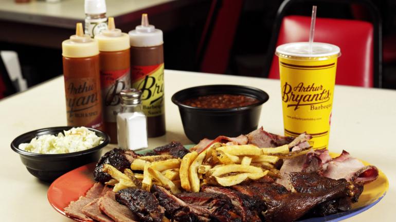 密苏里州堪萨斯城 Arthur Bryant’s Barbeque 餐厅的烤肉美食