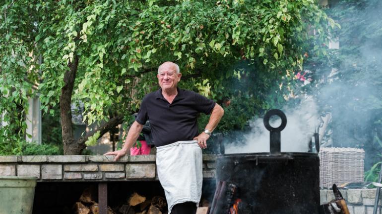 威斯康星州多尔县 White Gull Inn 酒店的一位在做鱼煲的技艺精湛的厨师