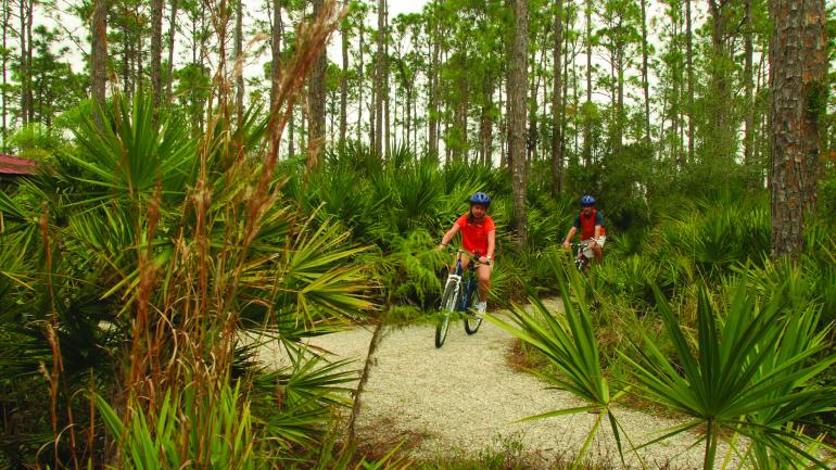 Paseo en bicicleta por los senderos de Punta Gorda, Florida