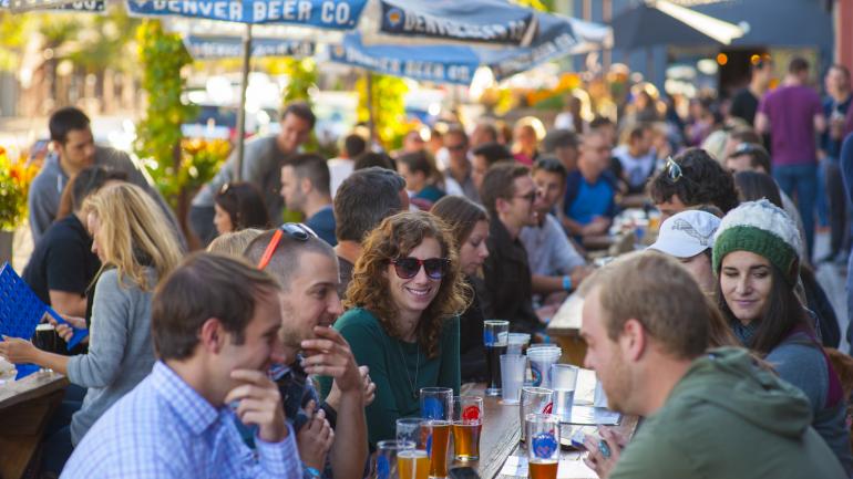 Denver Beer Co. 酿酒厂的户外野餐桌为您提供充足的空间，可以招待朋友并与当地人打成一片