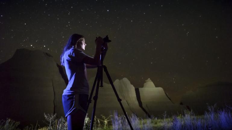 在恶土国家公园超凡景观的映衬下，观看熠熠星辉。