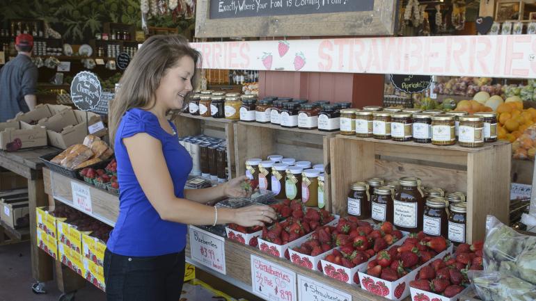 아티초크 산지로 유명한 카스트로빌(Castroville)에 있는 페치니 농장(Pezzini Farms)에서 쇼핑을 즐기세요.