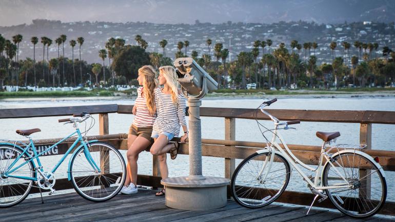 Dos mujeres descansando tras andar en bicicleta en San Diego, California