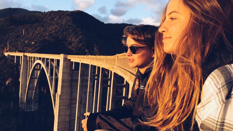 Adolescentes admirando la vista desde el Bixby Bridge en Big Sur, California