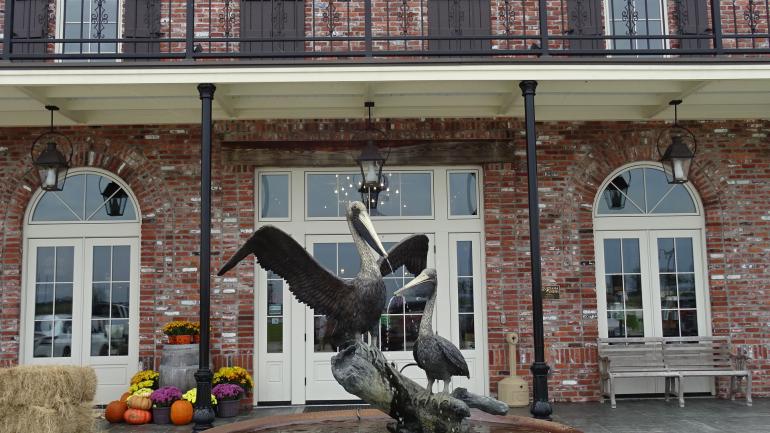 Louisiana Spirits 酿酒厂是河口朗姆酒的发源地。驻留在此，在导游的陪同下游览，品尝采用路易斯安那州甘蔗和糖浆精酿而成的烈酒。