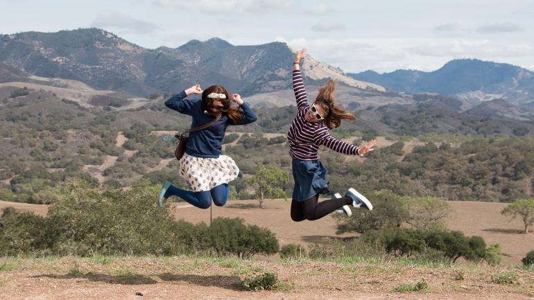 Mujeres saltando en Los Olivos, California