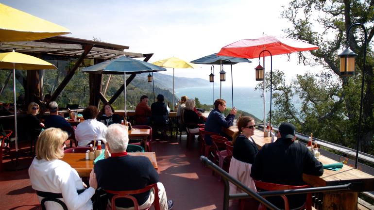 1번 고속도로(Highway One)에 있는 가족이 운영하는 네펜시 레스토랑에서 아름다운 빅서 해안을 보며 편안한 점심 또는 저녁식사를 즐기세요.