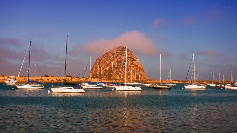 Morro Rock bajo la luz matutina en Morro Bay, California