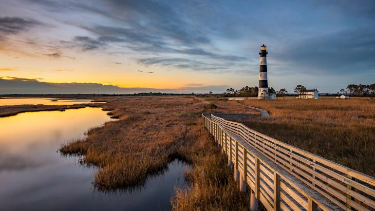 Justo antes del amanecer en el faro de Bodie Island en los Outer Banks de Carolina del Norte