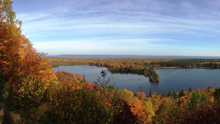 在米逊点瞭望台远足，您可尽情领略密西根州的美丽风光，特别是在秋季，景色尤盛。