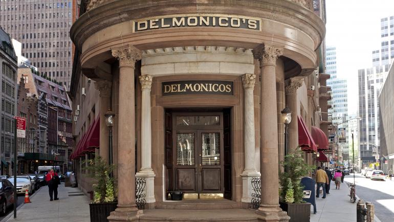 纽约市历史悠久的 Delmonico’s 餐厅的入口处 纽约市历史悠久的 Delmonico’s 餐厅的入口处