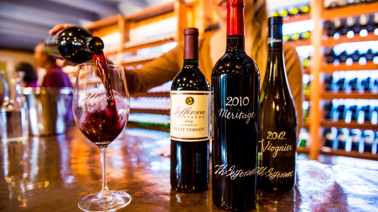 在弗吉尼亚州夏洛茨维尔的杰斐逊葡萄园稍作逗留，品尝屡获大奖的葡萄酒。