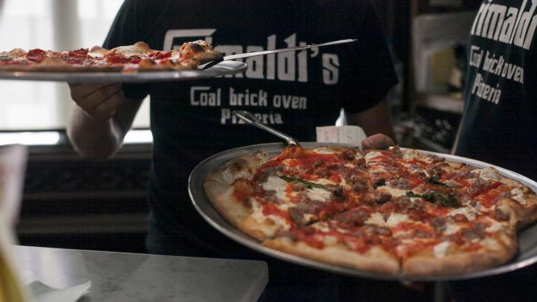 纽约市 Grimaldi’s 餐厅的披萨 纽约市 Grimaldi’s 餐厅的披萨