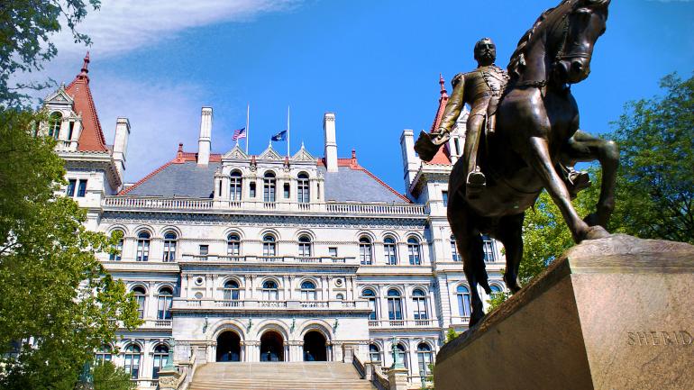 纽约州奥尔巴尼纽约州州议会大厦的入口