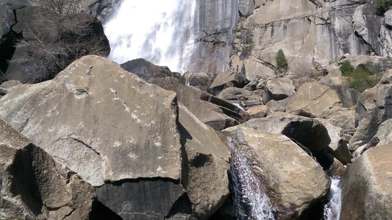 濡れる準備はできましたか。 ワパマフォールズで浴びる多量の水しぶきは、長いハイキングの後の清涼剤のようです。 