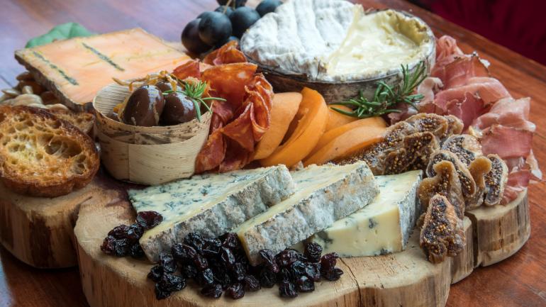 Plateau de fromages à The Village Cheese Shop dans le centre-ville de Mattituck, État de New York