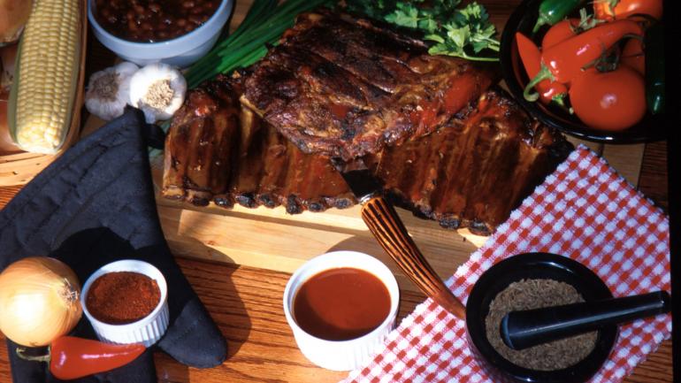 Kansas City, réputée pour son style de barbecue : viande lentement fumée et sauce tomate à la mélasse