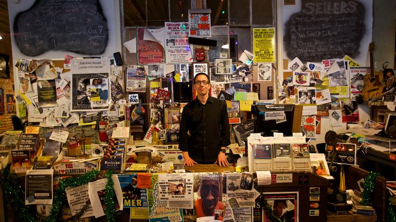 Roger Stolle 在密西西比州克拉克斯代爾的貓頭三角洲藍調民謠唱片行