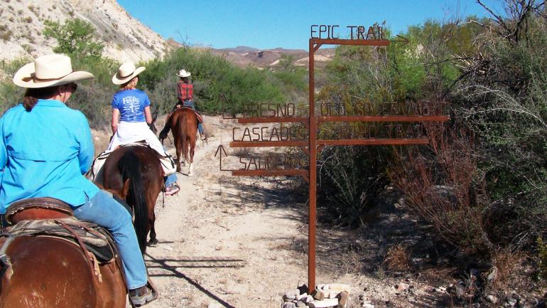 텍사스 주 남부의 빅벤드 랜치 주립공원에서 말을 타고 들쭉날쭉한 절벽과 아름다운 선인장 평원을 둘러보세요.