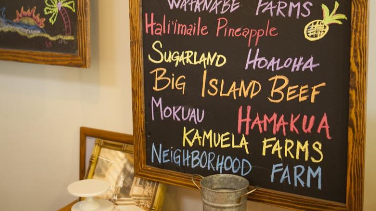 En Maui, las pizarras de los restaurantes como este detallan con qué granjas y pescadores trabajan los chefs para obtener ingredientes frescos locales.