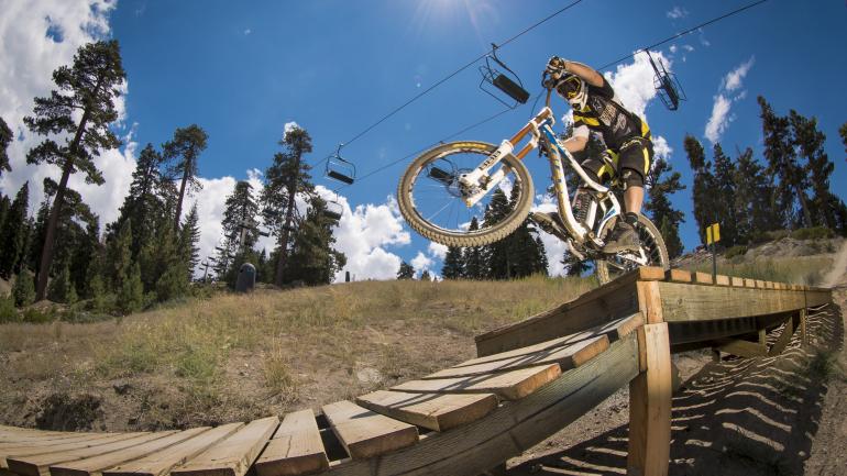Los senderos zigzagueantes, el terreno variado y los pequeños obstáculos de Snow Summit Bike Park serán emocionantes para todos los ciclistas, sin importar su nivel de habilidad. 