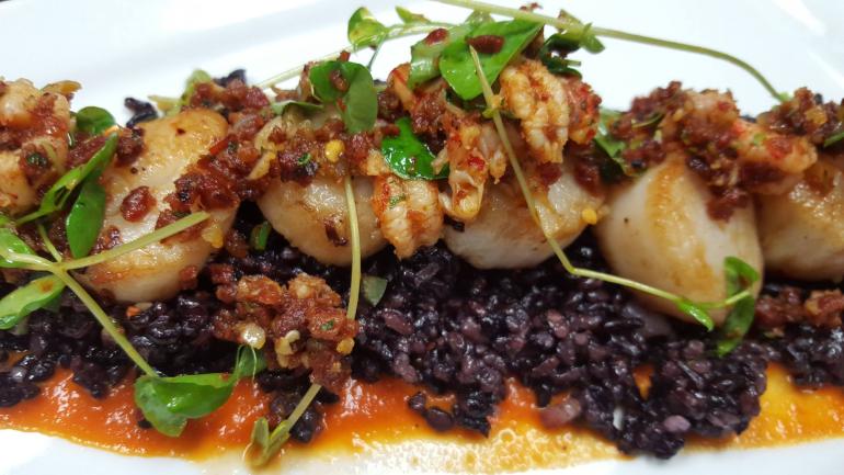  Das Kafe Kokopelli ist eine lokale Institution und serviert seinen Gästen kunstvoll zubereitete Speisen, die von den saisonalen Erzeugnissen der einheimischen Bauern und dem Golf von Mexiko inspiriert werden.