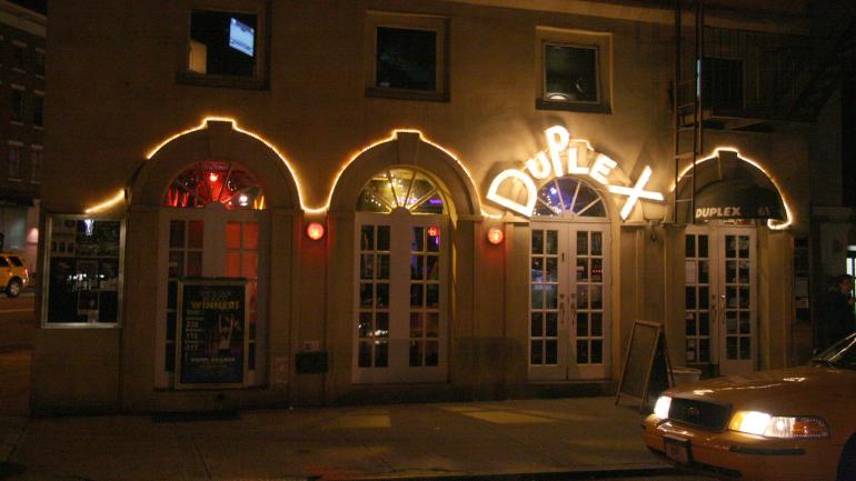纽约州的格林威治村 (Greenwich Village) 以其丰富的娱乐场所而闻名，比如钢琴酒吧 Duplex。
