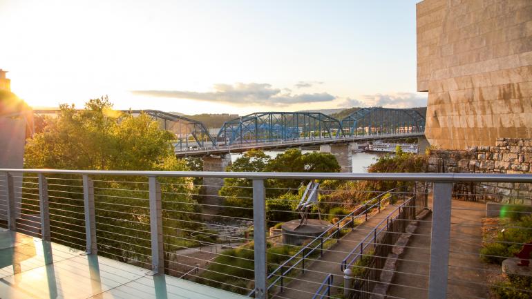 從查塔努加市漢特美國藝術博物館步道俯瞰