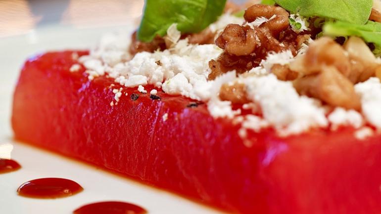 Prueba el sabor que está dando de qué hablar en restaurantes como Ka'ana Kitchen, donde el 85 por ciento de los ingredientes se obtienen de los agricultores, ganaderos y pescadores de la isla.