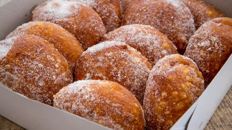 Localiza los camiones de comida de Maui para probar los sabores irresistibles de los platos favoritos de los lugareños, incluidas las malasadas.