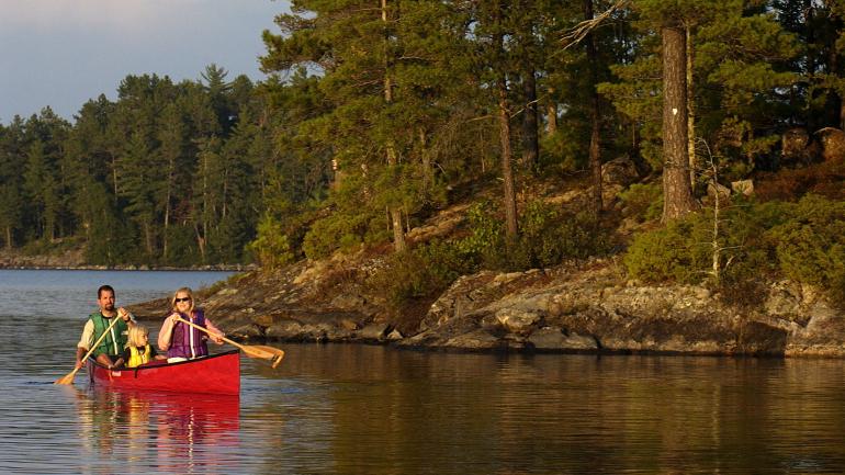 바운더리 워터스에는 거의 2,000km에 달하는 카누 트레일이 있습니다.