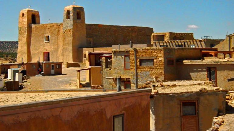 El Acoma Pueblo se encuentra ubicado sobre el desierto.