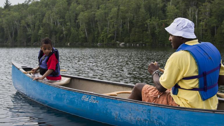 花一天时间在阿迪朗达克山脉宁静的心湖上泛舟。
