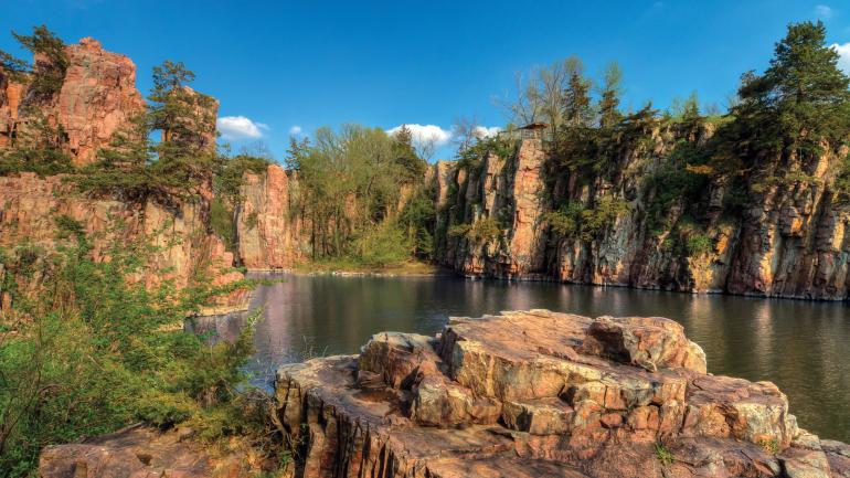 Dramatic rock formations at Palisades State Park near Garretson