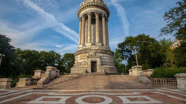 The striking Soldiers’ and Sailors’ Monument sits in Riverside Park, which runs along the Hudson River on Manhattan’s Upper West Side.