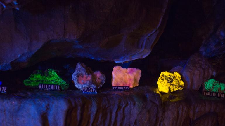 失落河洞穴内熠熠生辉的炫彩水晶