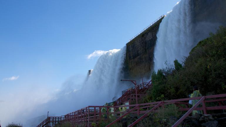 体验尼亚加拉大瀑布州立公园 (Niagara Falls State Park) 的风洞 (Cave of the Winds) 之旅