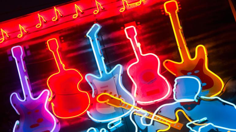 田納西州孟菲斯市比爾街上閃閃發亮的吉他造型霓虹燈