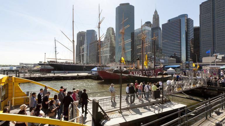 Bateaux historiques le long des quais du South Street Seaport Museum