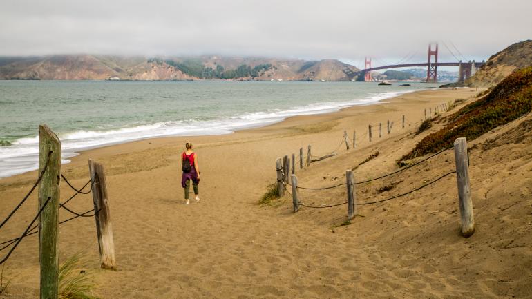 Baker Beach con vistas del Golden Gate Bridge, en San Francisco