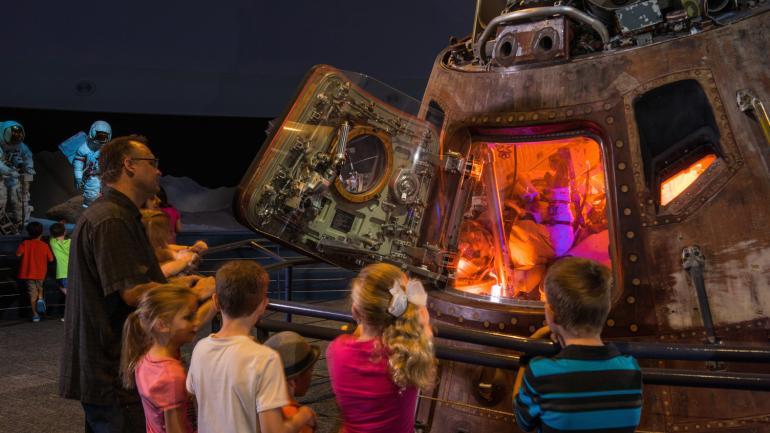 Observando las exhibiciones con toda la familia en Space Center Houston