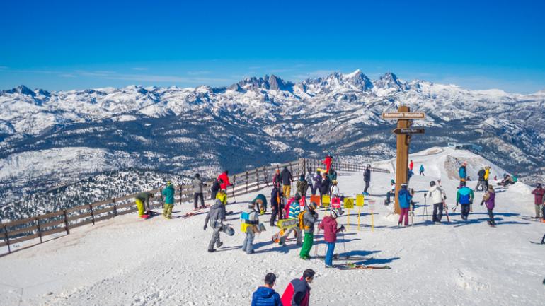 加利福尼亚州内华达山脉东部马麦斯山滑雪区 (Mammoth Mountain Ski Area)