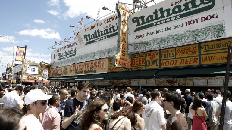 在康尼岛 Nathan's Famous 餐厅排队购买热狗和炸薯条 在康尼岛 Nathan's Famous 餐厅排队购买热狗和炸薯条