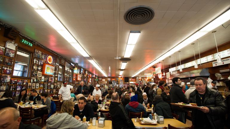 下东城 Katz's Delicatessen 餐厅总是门庭若市 下东城 Katz's Delicatessen 餐厅总是门庭若市
