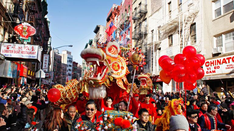 每年农历新年游行期间五颜六色的舞龙灯