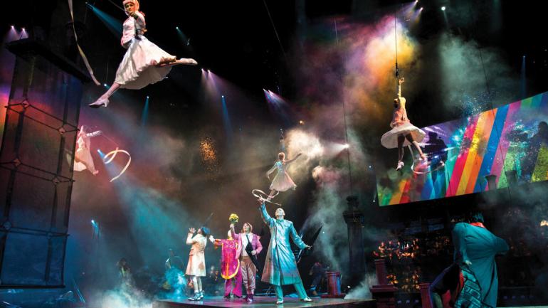 披头士乐队摇滚乐曲“Get Back”让舞台迸发出无穷的能量和绚丽的光影色彩。