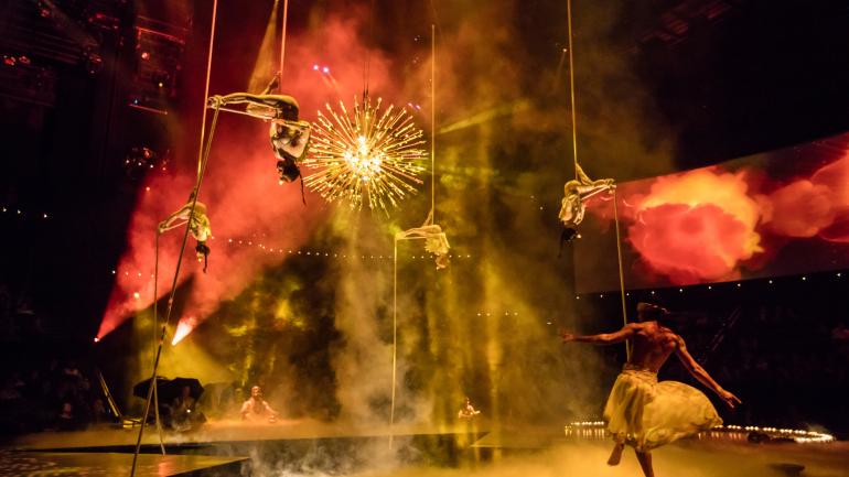 受奎师那舞蹈的启发，四位女性艺术家在冥想之光的花园里进行空中杂技和瑜伽表演，唤起披头士乐队的精神之旅，走进新发现的意识状态。