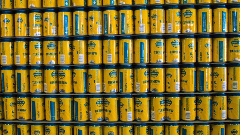 Tin Roof Brewing Company 啤酒公司最新生产的罐装啤酒 Tin Roof Brewing Company 啤酒公司最新生产的罐装啤酒
