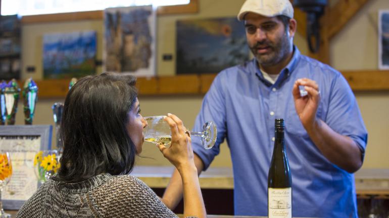 在纽约州河头镇 (Riverhead) 的 Martha Clara 葡萄园品尝葡萄酒