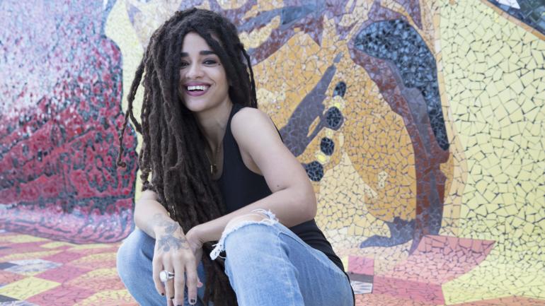 Calma Carmona 在圣胡安的一幅镶嵌画前合影